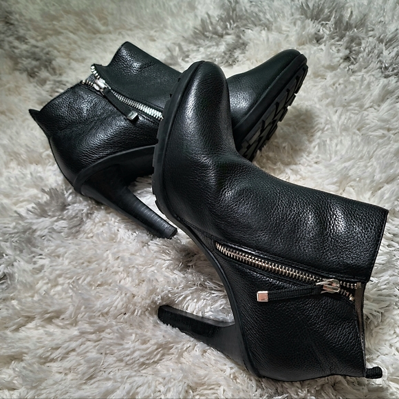 Tahari Black Leather Ankle Booties Size 9 M - Picture 3 of 9